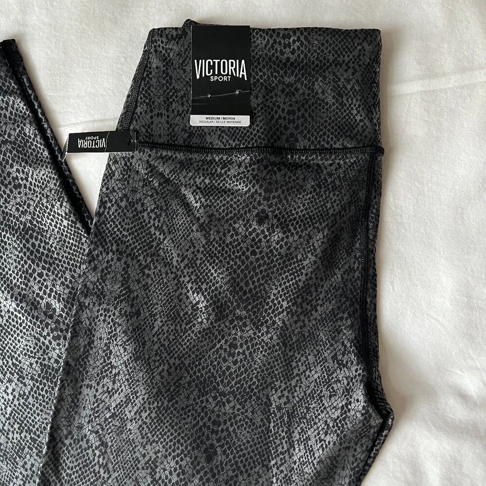 Victoria’s Secret Sport Knockout Tights in Snake Print Medium NWT